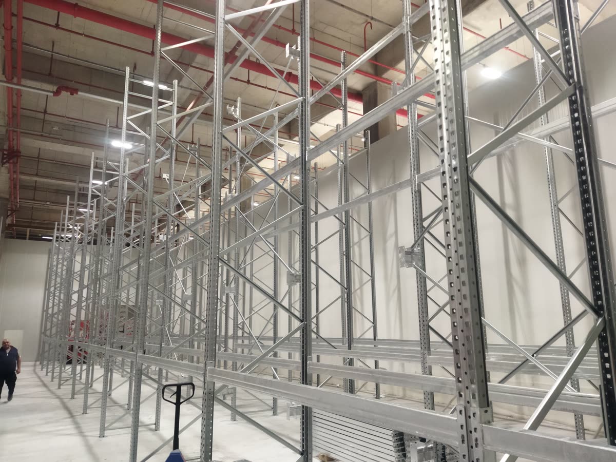 Rack installation in a cold store