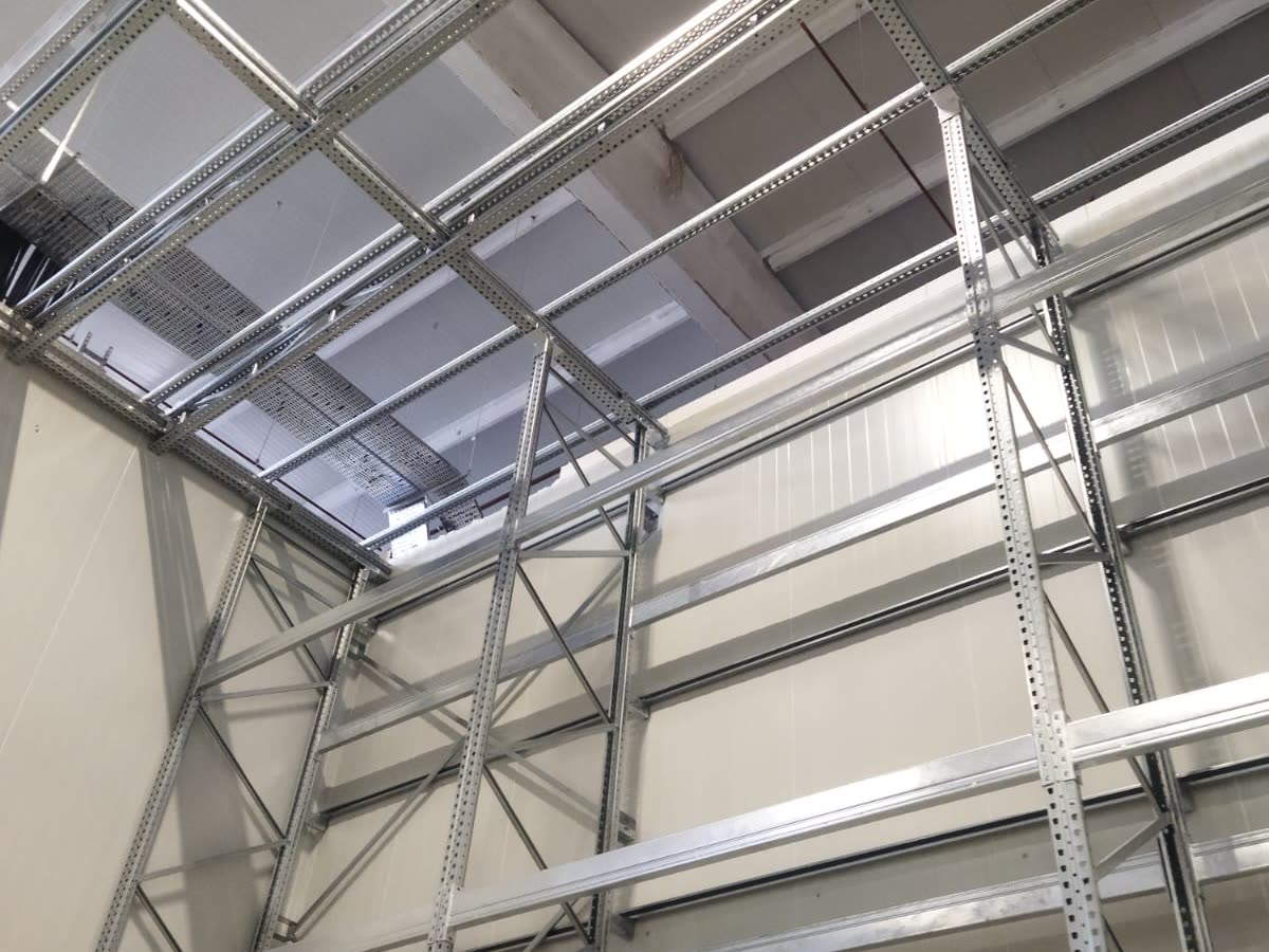 Rack structure reaching the roof