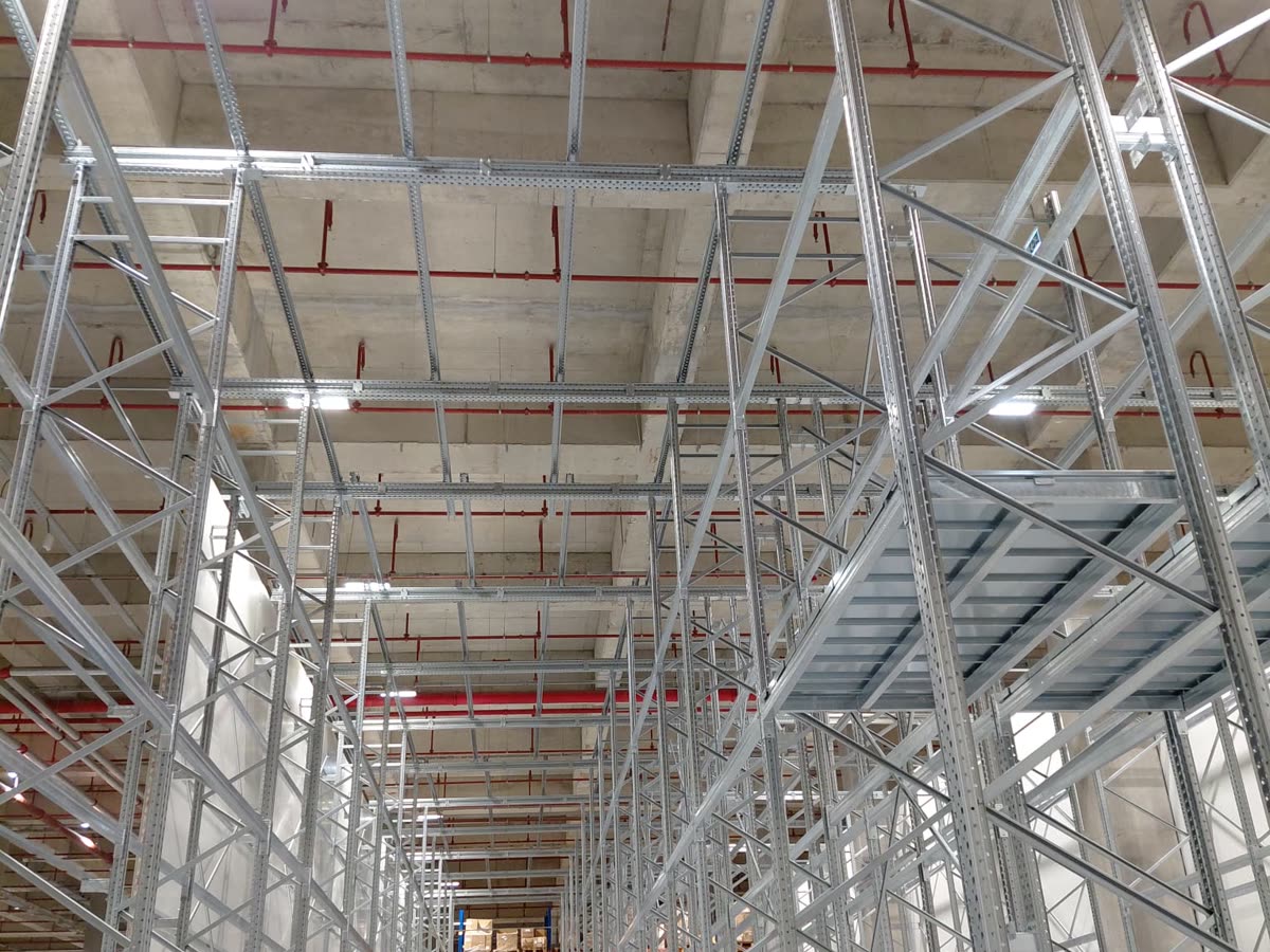 Rack structure rising to the roof