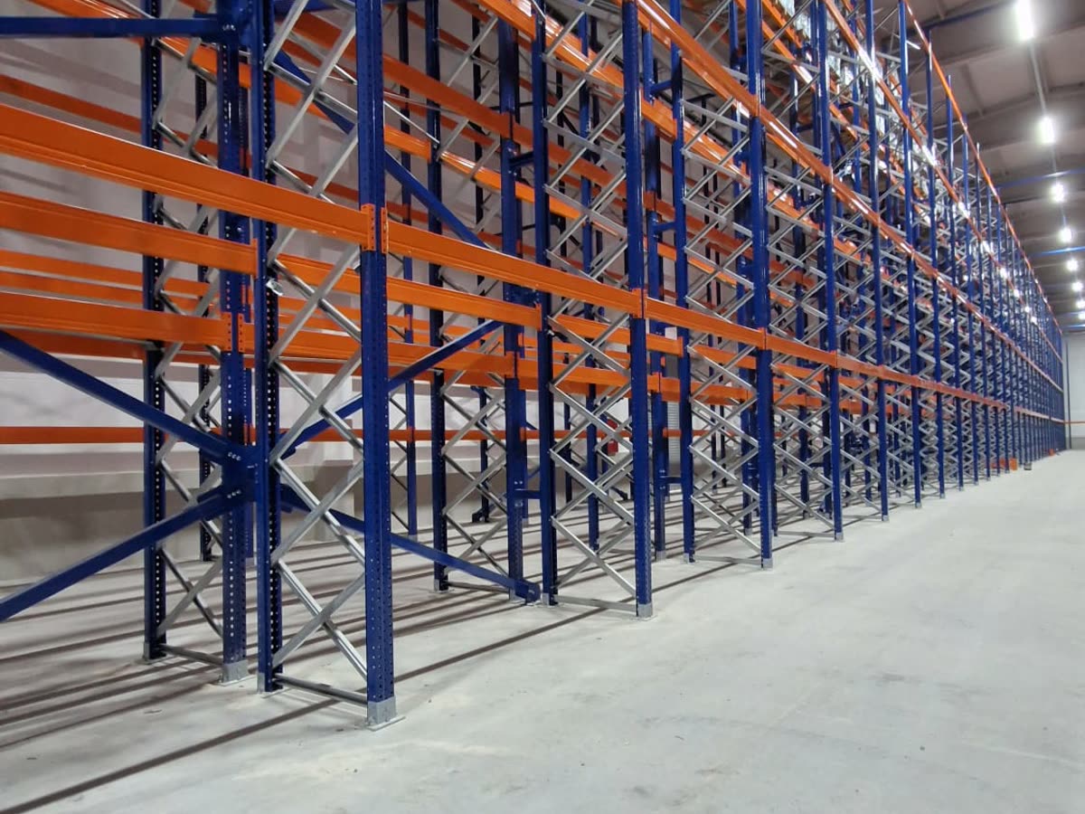 Continuous pallet racking run