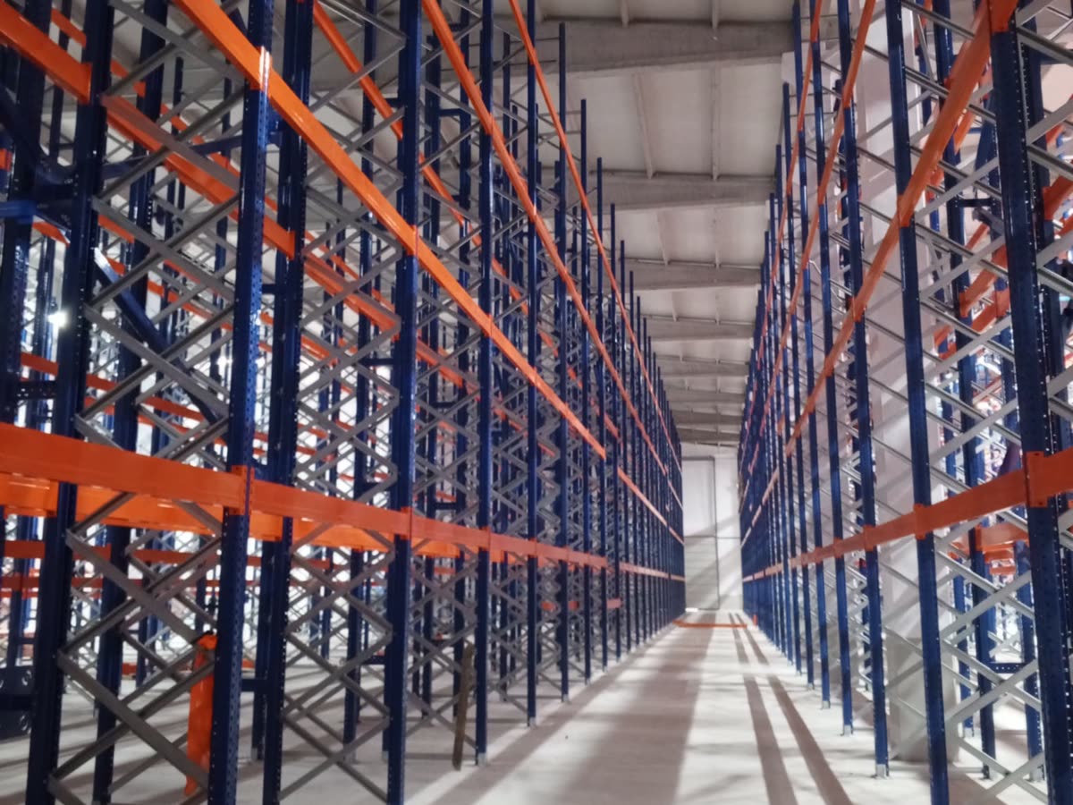 High-bay pallet racking rows