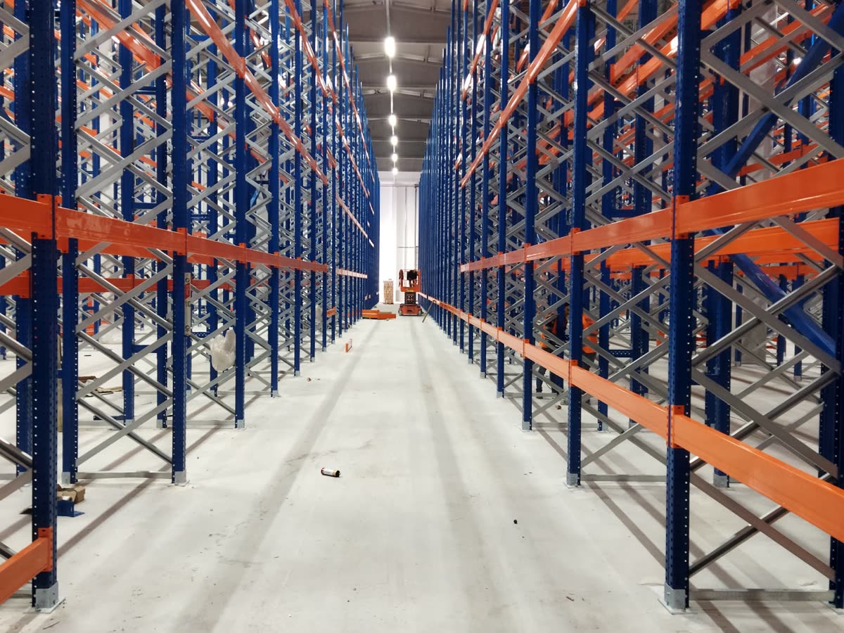High-bay pallet racking aisle