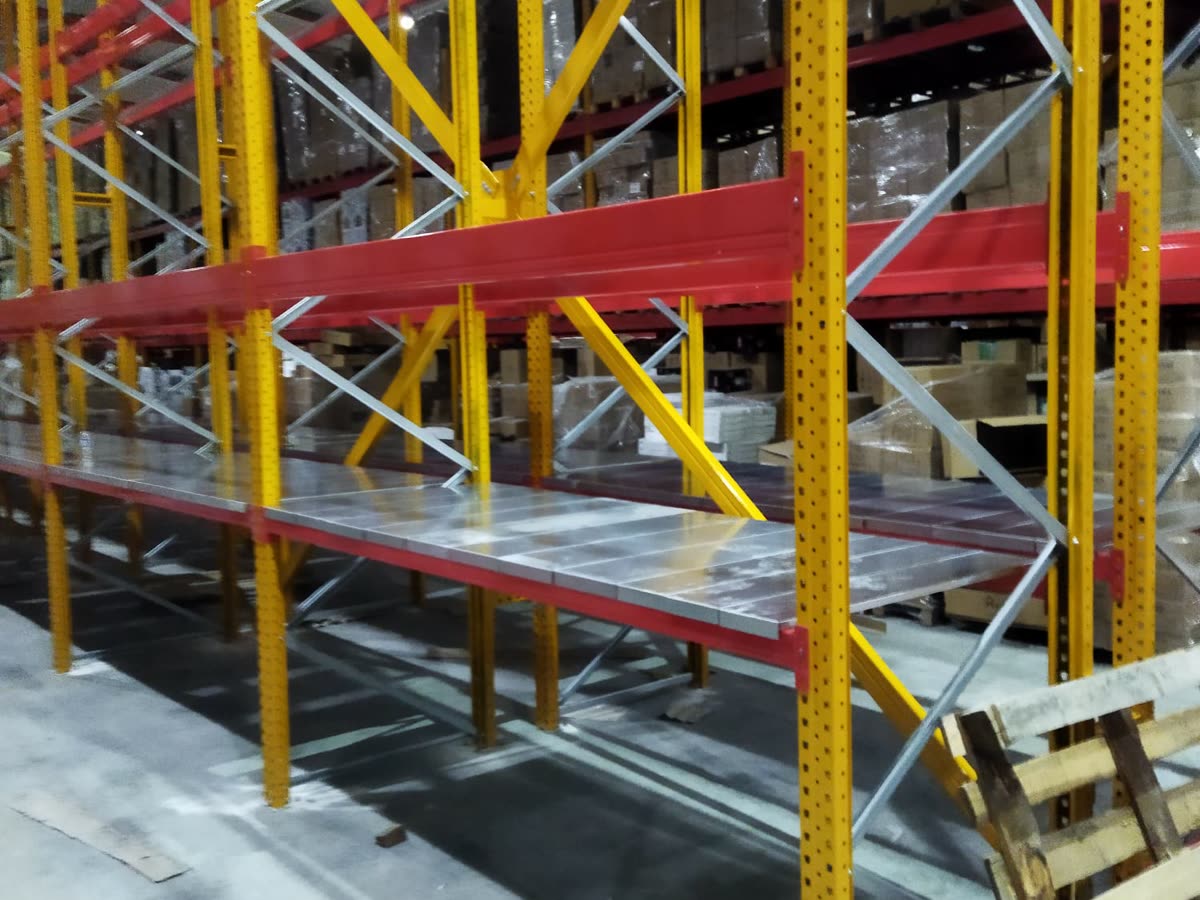 Pallet racking with decking